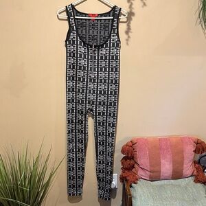 Elegant Black and Gray Patterned Jumpsuit w zipper front
